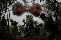 Quân nhân Ukraine khai hỏa pháo M777 Howitzer ở một khu vực tiền tuyến (Ảnh: CNN)