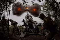 Quân nhân Ukraine khai hỏa pháo M777 Howitzer ở một khu vực tiền tuyến (Ảnh: CNN)