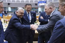 Thủ tướng Hungary Viktor Orban và Thủ tướng Slovakia Robert Fico được các nhà lãnh đạo EU khác vây quanh tại trụ sở Hội đồng EU, Brussels, Bỉ, ngày 26/6. Ảnh: Getty.
