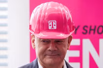 Thủ tướng Đức Olaf Scholz đội mũ bảo hiểm màu hồng trong sự kiện khởi động Ngày của các bé gái năm 2025 tại phủ Thủ tướng ngày 1/4. Ảnh: Getty.