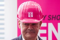 Thủ tướng Đức Olaf Scholz đội mũ bảo hiểm màu hồng trong sự kiện khởi động Ngày của các bé gái năm 2025 tại phủ Thủ tướng ngày 1/4. Ảnh: Getty.