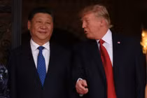 Tổng thống Mỹ Donald Trump trò chuyện với Chủ tịch Trung Quốc Tập Cận Bình khi ông Tập đến dùng bữa tối tại khu nghỉ dưỡng Mar-a-Lago của Trump ở West Palm Beach, Florida, Mỹ ngày 6/4//2017. Ảnh: Reuters.