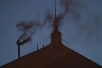 Khói đen bốc lên từ Nhà nguyện Sistine. Ảnh: The Independent.