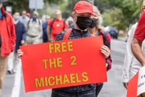 Những người tuần hành kêu gọi trả tự do cho 2 công dân Canada bị bắt giam tại Trung Quốc (Ảnh: AFP)