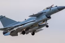 Chiến đấu cơ hạng nhẹ J-10C của Trung Quốc. Ảnh: MW.