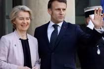 Tổng thống Pháp Emmanuel Macron chào đón Chủ tịch Ủy ban Châu Âu Ursula von der Leyen tham dự hội nghị thượng đỉnh khẩn cấp của các nhà lãnh đạo châu Âu tại Paris hôm 17/2. Ảnh: Getty.