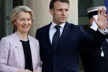 Tổng thống Pháp Emmanuel Macron chào đón Chủ tịch Ủy ban Châu Âu Ursula von der Leyen tham dự hội nghị thượng đỉnh khẩn cấp của các nhà lãnh đạo châu Âu tại Paris hôm 17/2. Ảnh: Getty.