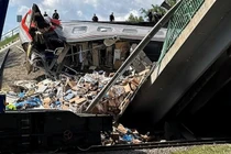 Hiện trường vụ sập cầu đường sắt ở Nga. Ảnh: RIA Novosti.