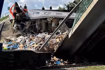 Hiện trường vụ sập cầu đường sắt ở Nga. Ảnh: RIA Novosti.