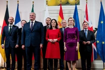 Các Bộ trưởng Ngoại giao từ các quốc gia thành viên EU và Ukraine họp tại Berlin vào ngày 12/12. Ảnh: Getty.