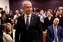 Thủ tướng Israel Benjamin Netanyahu xuất hiện tại phòng xử án ở Tel Aviv vào ngày 10/12 để tự bào chữa trước cáo buộc tham nhũng. Ảnh: Reuters.