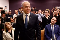 Thủ tướng Israel Benjamin Netanyahu xuất hiện tại phòng xử án ở Tel Aviv vào ngày 10/12 để tự bào chữa trước cáo buộc tham nhũng. Ảnh: Reuters.