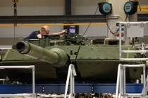 Công nhân lắp ráp xe tăng chiến đấu chủ lực Leopard 2A7 tại nhà máy vũ khí hạng nặng KNDS ở Kassel, Đức. Ảnh: Getty.