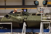 Công nhân lắp ráp xe tăng chiến đấu chủ lực Leopard 2A7 tại nhà máy vũ khí hạng nặng KNDS ở Kassel, Đức. Ảnh: Getty.