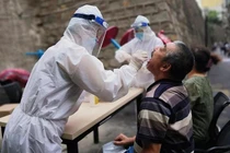 Người dân được lấy mẫu xét nghiệm Covid-19 tại Trung Quốc (Ảnh: Global Times).