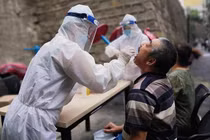 Người dân được lấy mẫu xét nghiệm Covid-19 tại Trung Quốc (Ảnh: Global Times).