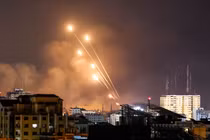 Một loạt tên lửa được nhóm Hamas ở Palestine bắn từ thành phố Gaza về phía Israel, vào ngày 8/10/2023 (Ảnh: CNBC)