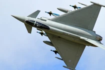 Chiến đấu cơ Eurofighter Typhoon bị đánh giá là yếu hơn nhiều so với F-35 của Mỹ. Ảnh: MW.