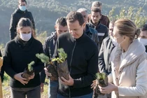 Ông Bashar al-Assad cùng vợ Asma trồng cây ở thành phố Draykish trong một bức ảnh tư liệu. Ảnh: Reuters.