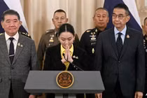 Thủ tướng Thái Lan Paetongtarn Shinawatra đưa ra lời xin lỗi tại một cuộc họp báo bên cạnh các quan chức cấp cao ngày 19/6. Ảnh: AFP.