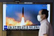 Người dân Hàn Quốc theo dõi vụ phóng tên lửa của Triều Tiên qua truyền hình (Ảnh: AP)