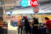 Người mua hàng xem qua các mặt hàng tại cửa hàng tạp hóa giảm giá Hema Outlet ở Thượng Hải (Ảnh: Nikkei)