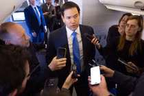 Ngoại trưởng Mỹ Marco Rubio bay tới Jeddah, Saudi Arabia, ngày 10/3. Ảnh: AFP.