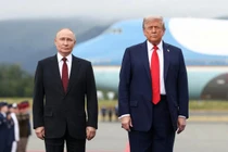 Khi Tổng thống Donald Trump chào đón Tổng thống Nga Vladimir Putin trên đường băng tại Căn cứ Không quân Elmendorf, một máy bay ném bom tàng hình B-2 bay vút trên cao, được hộ tống bởi 4 chiến đấu cơ. Ảnh: Reuters.