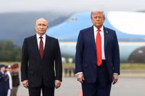 Khi Tổng thống Donald Trump chào đón Tổng thống Nga Vladimir Putin trên đường băng tại Căn cứ Không quân Elmendorf, một máy bay ném bom tàng hình B-2 bay vút trên cao, được hộ tống bởi 4 chiến đấu cơ. Ảnh: Reuters.