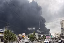 Khói bốc lên sau đòn không kích nhằm vào thủ đô Sanaa, Yemen ngày 6/5. Ảnh: Getty.