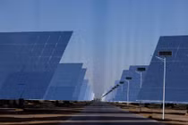 Dự án phát điện nhiệt mặt trời 100MW ở Đôn Hoàng, tỉnh Cam Túc, Trung Quốc. Ảnh: Reuters.