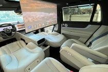 Hàng ghế trước của SUV M9 của Aito có thể điều chỉnh. Nội thất bao gồm cả màn chiếu và tủ lạnh (Ảnh: CNBC)