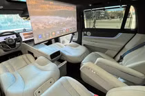Hàng ghế trước của SUV M9 của Aito có thể điều chỉnh. Nội thất bao gồm cả màn chiếu và tủ lạnh (Ảnh: CNBC)