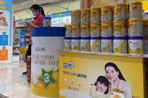Sữa bột trẻ em được chụp ảnh tại một siêu thị ở Thượng Hải, Trung Quốc. Ảnh: Reuters.