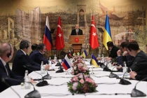 Tổng thống Thổ Nhĩ Kỳ Recep Tayyip Erdogan gặp các phái đoàn Nga và Ukraine trước vòng đàm phán hòa bình ở Istanbul ngày 29/3/2022 (Ảnh: RT)