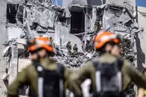 Các nỗ lực tìm kiếm và cứu hộ vẫn tiếp tục diễn ra tại tòa nhà bảy tầng ở Israel bị tên lửa đạn đạo Iran đáp trúng ngay trước khi lệnh ngừng bắn được công bố vào thứ Ba, ngày 24/6. Ảnh: Getty.