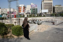 Một chiếc xe cứu thương ở Tehran, Iran bị cháy xém sau đòn không kích của Israel hôm đầu tuần này. Ảnh: NYTimes.