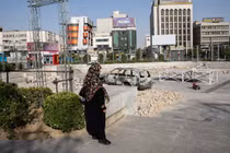 Một chiếc xe cứu thương ở Tehran, Iran bị cháy xém sau đòn không kích của Israel hôm đầu tuần này. Ảnh: NYTimes.