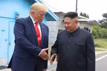 Tổng thống Mỹ Donald Trump và nhà lãnh đạo Triều Tiên Kim Jong-un gặp nhau ngày 30/6/2019. Ảnh: Getty.