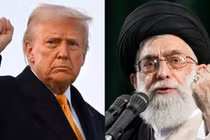 Tổng thống Mỹ Donald Trump giơ nắm đấm khi lên chuyên cơ Không lực Một tại Căn cứ chung Andrews ở Maryland vào ngày 7/3. Lãnh tụ tối cao Iran Ayatollah Ali Khamenei có bài phát biểu tại Tehran vào ngày 4/6/2007. Ảnh: Reuters.