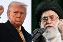 Tổng thống Mỹ Donald Trump giơ nắm đấm khi lên chuyên cơ Không lực Một tại Căn cứ chung Andrews ở Maryland vào ngày 7/3. Lãnh tụ tối cao Iran Ayatollah Ali Khamenei có bài phát biểu tại Tehran vào ngày 4/6/2007. Ảnh: Reuters.