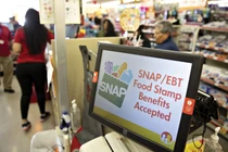 Dòng chữ “Đã chấp nhận trợ cấp tem phiếu thực phẩm SNAP/EBT” được hiển thị trên màn hình bên trong một cửa hàng Family Dollar ở Chicago, Illinois, Mỹ. Ảnh: Getty.