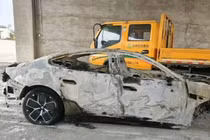 Một tài xế đã thiệt mạng khi chiếc xe Xiaomi của anh bốc cháy sau một vụ tai nạn tốc độ cao ở Thành Đô. Ảnh: Weibo.