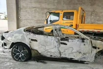 Một tài xế đã thiệt mạng khi chiếc xe Xiaomi của anh bốc cháy sau một vụ tai nạn tốc độ cao ở Thành Đô. Ảnh: Weibo.