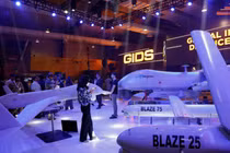 Khách tham quan kiểm tra máy bay chiến đấu không người lái (UCAV) Shahpar của Global Industrial & Defence Solutions (GIDS) tại Triển lãm và Hội thảo Quốc phòng Quốc tế (IDEAS 2024) tại Karachi, Pakistan ngày 21/11/2024. Ảnh: Reuters.