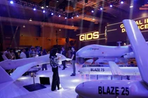 Khách tham quan kiểm tra máy bay chiến đấu không người lái (UCAV) Shahpar của Global Industrial & Defence Solutions (GIDS) tại Triển lãm và Hội thảo Quốc phòng Quốc tế (IDEAS 2024) tại Karachi, Pakistan ngày 21/11/2024. Ảnh: Reuters.
