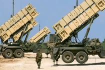 Một binh sĩ Mỹ đi về phía khẩu đội chống tên lửa Patriot (Ảnh: Getty)