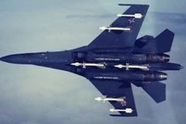 Chiến đấu cơ Su-27 với tên lửa R-27ER (ở giữa), R-27ET (giá treo bên trong) và tên lửa không đối không R-73. Ảnh: MW.