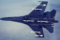 Chiến đấu cơ Su-27 với tên lửa R-27ER (ở giữa), R-27ET (giá treo bên trong) và tên lửa không đối không R-73. Ảnh: MW.