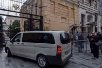 Một chiếc xe chở phái đoàn Mỹ đến Lãnh sự quán Nga tại Istanbul, Thổ Nhĩ Kỳ ngày 10/4. Ảnh: Reuters.